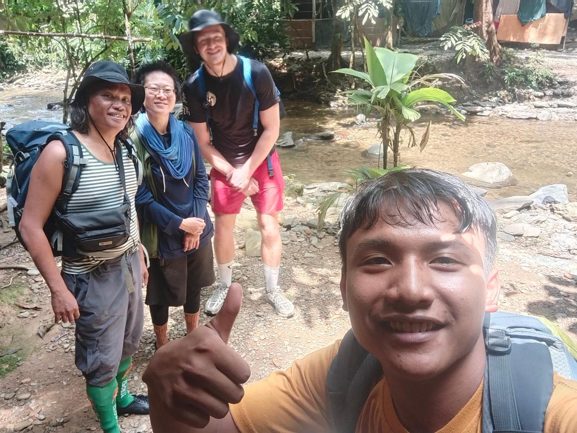 בוקיט לוואנג Jhony'S Backpacker-Guest House Only Stay Here Book Treking With Us מראה חיצוני תמונה