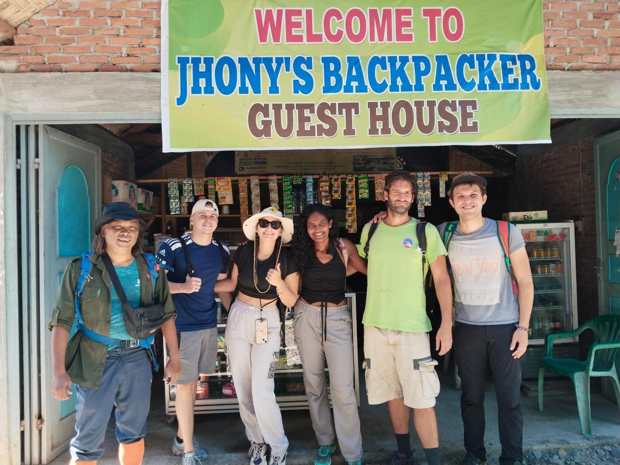 בוקיט לוואנג Jhony'S Backpacker-Guest House Only Stay Here Book Treking With Us מראה חיצוני תמונה