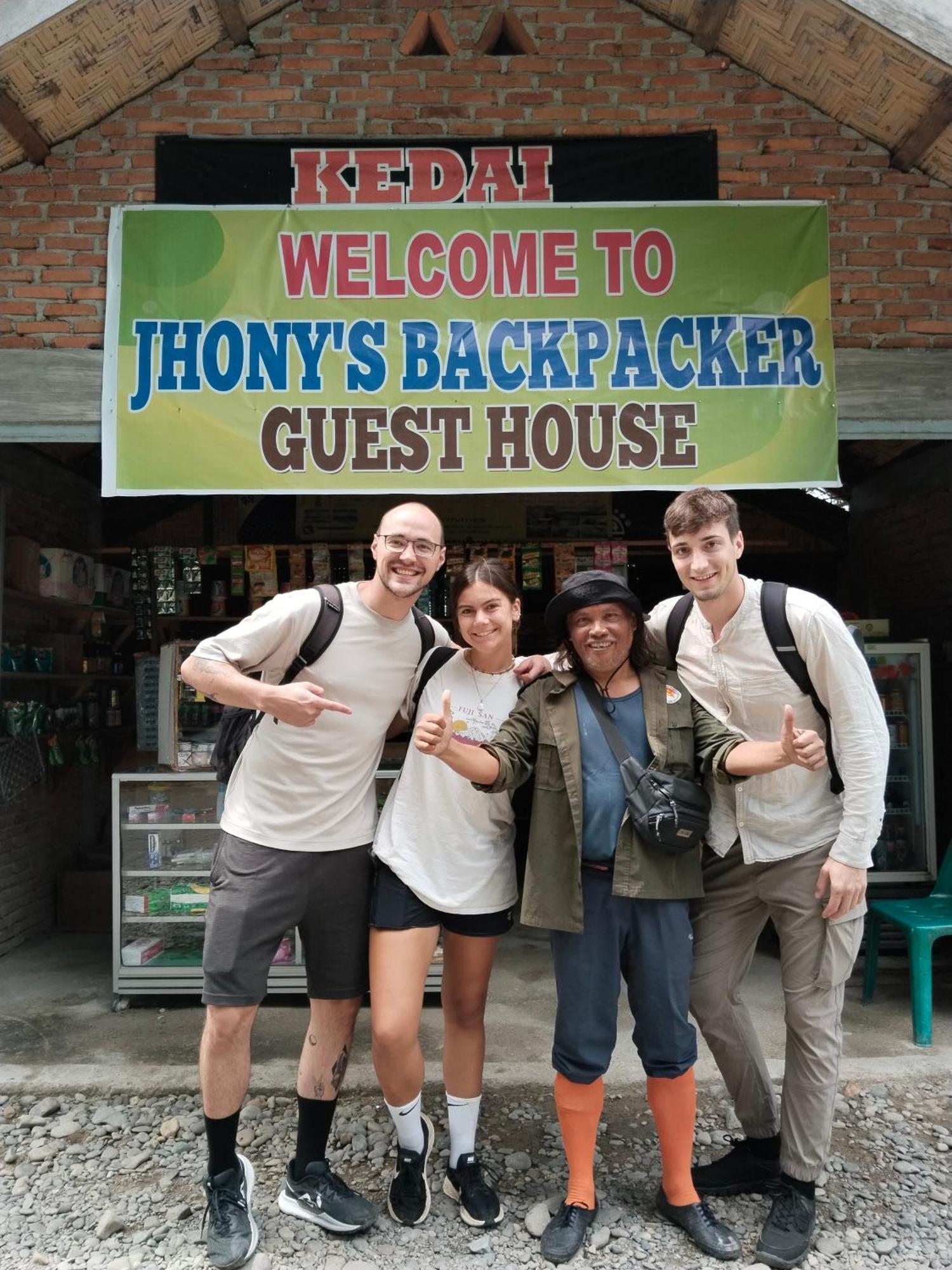 בוקיט לוואנג Jhony'S Backpacker-Guest House Only Stay Here Book Treking With Us מראה חיצוני תמונה