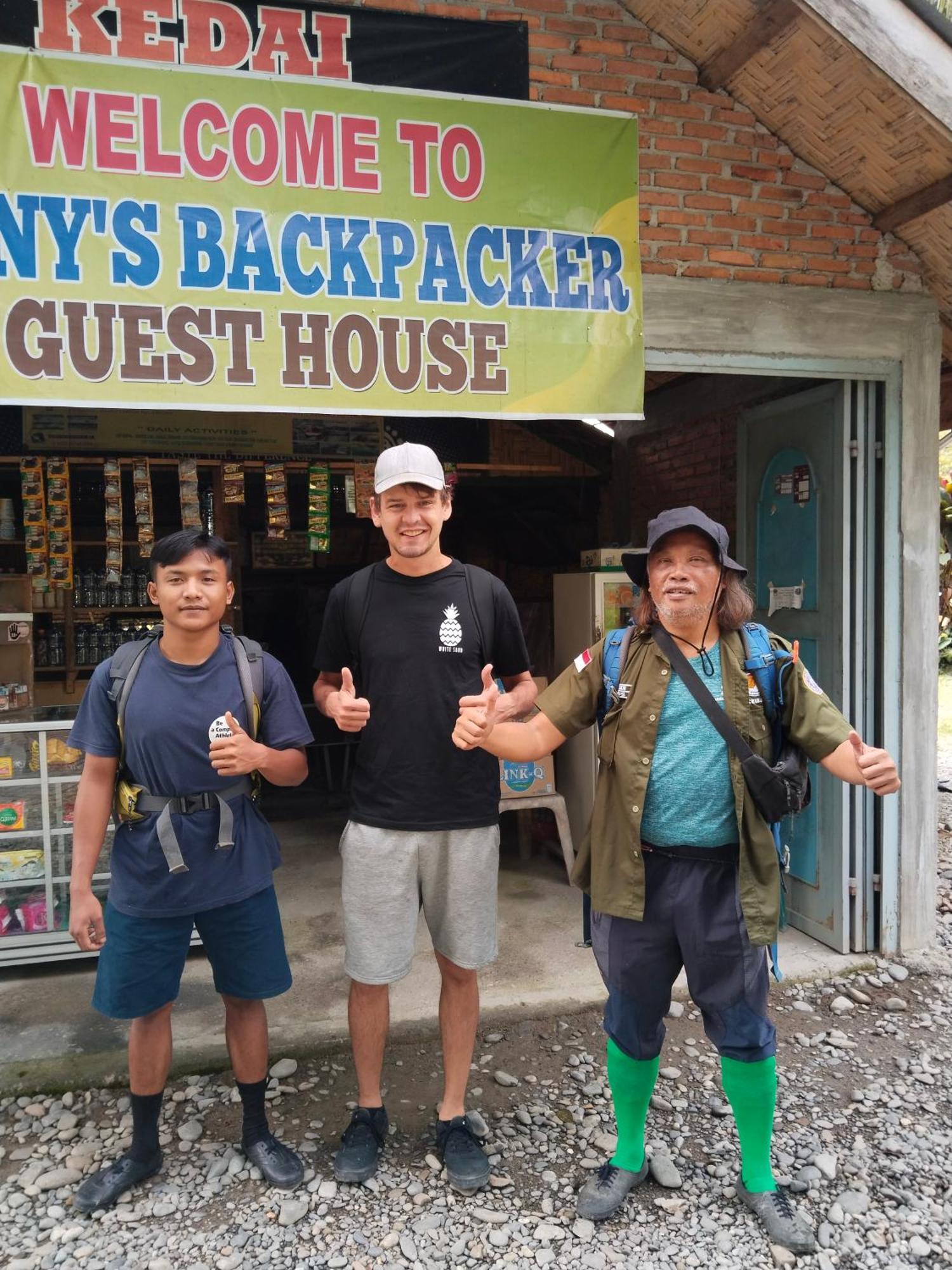 בוקיט לוואנג Jhony'S Backpacker-Guest House Only Stay Here Book Treking With Us מראה חיצוני תמונה