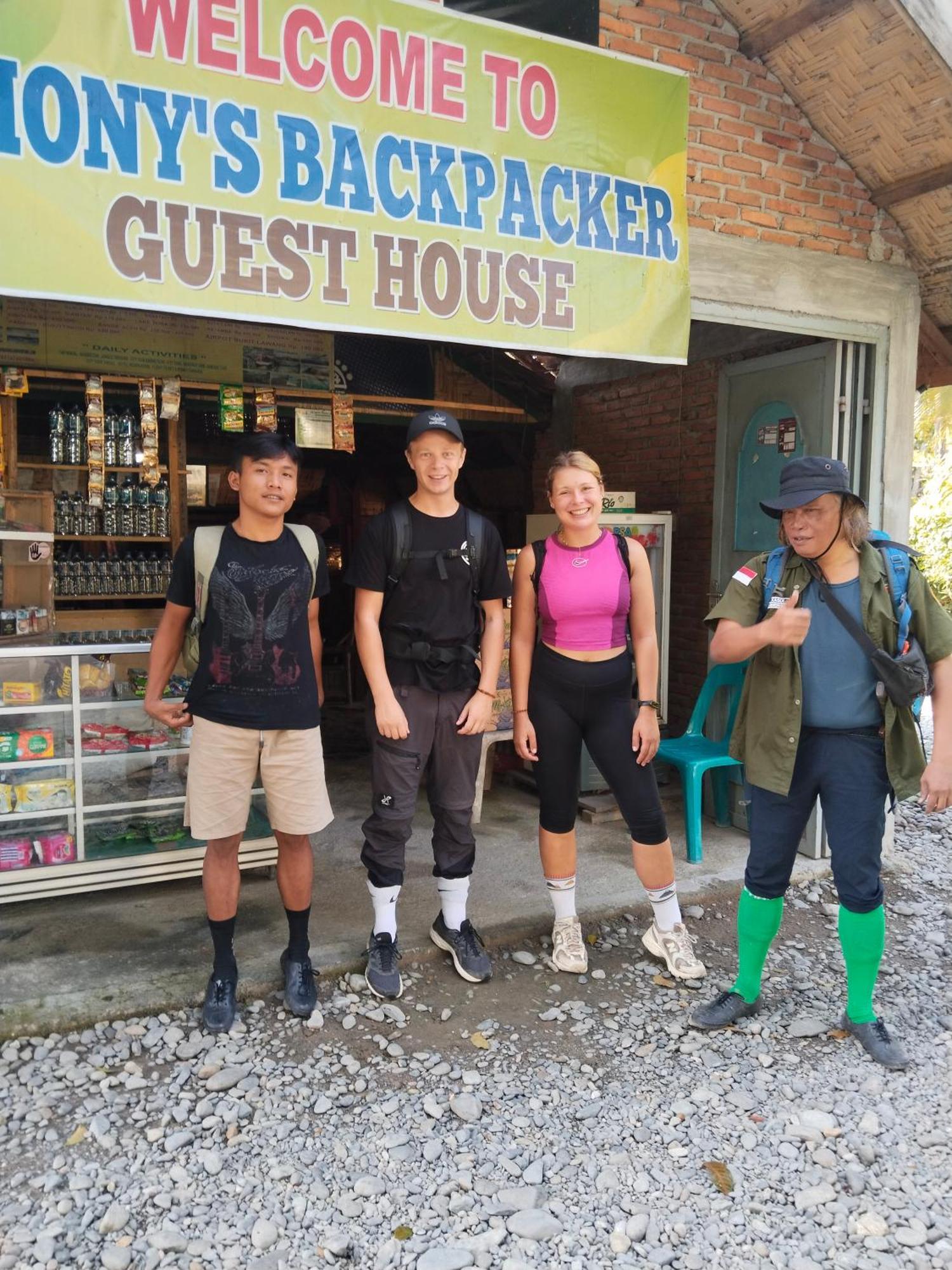 בוקיט לוואנג Jhony'S Backpacker-Guest House Only Stay Here Book Treking With Us מראה חיצוני תמונה