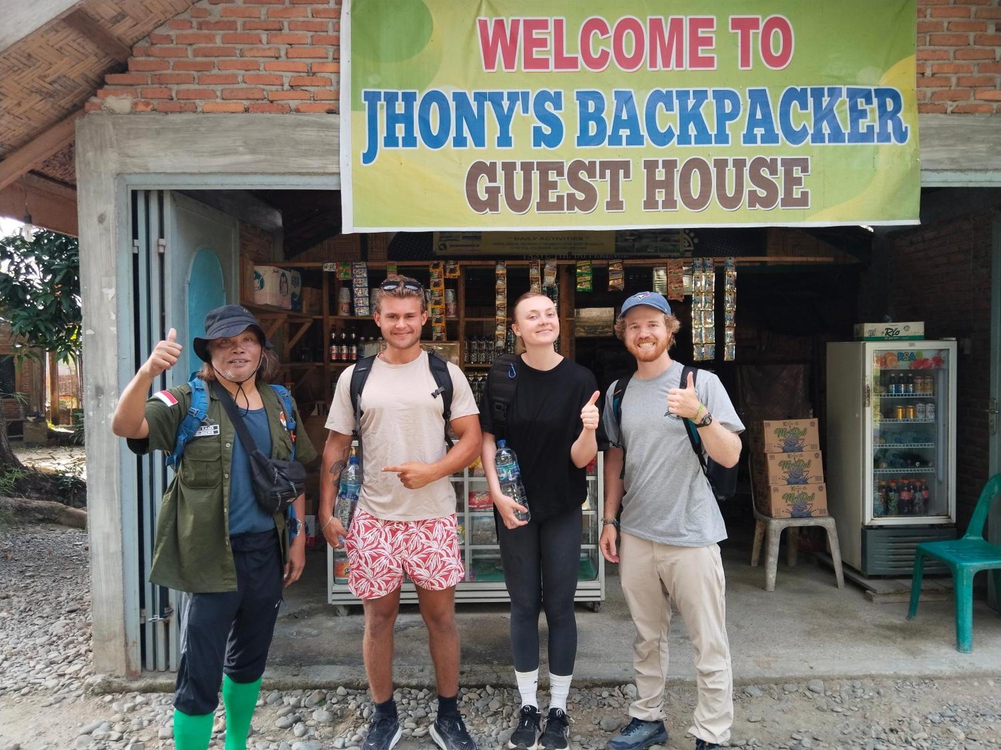 בוקיט לוואנג Jhony'S Backpacker-Guest House Only Stay Here Book Treking With Us מראה חיצוני תמונה
