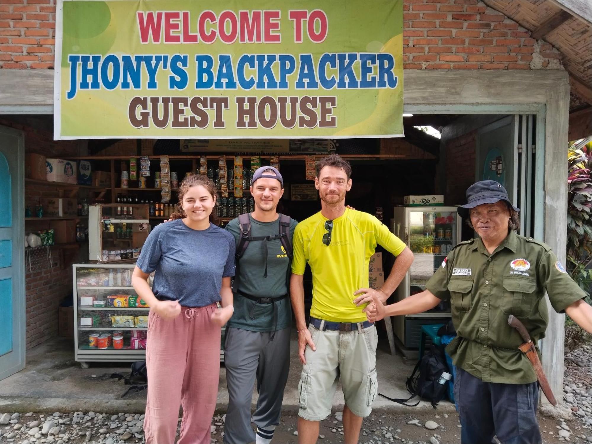 בוקיט לוואנג Jhony'S Backpacker-Guest House Only Stay Here Book Treking With Us מראה חיצוני תמונה