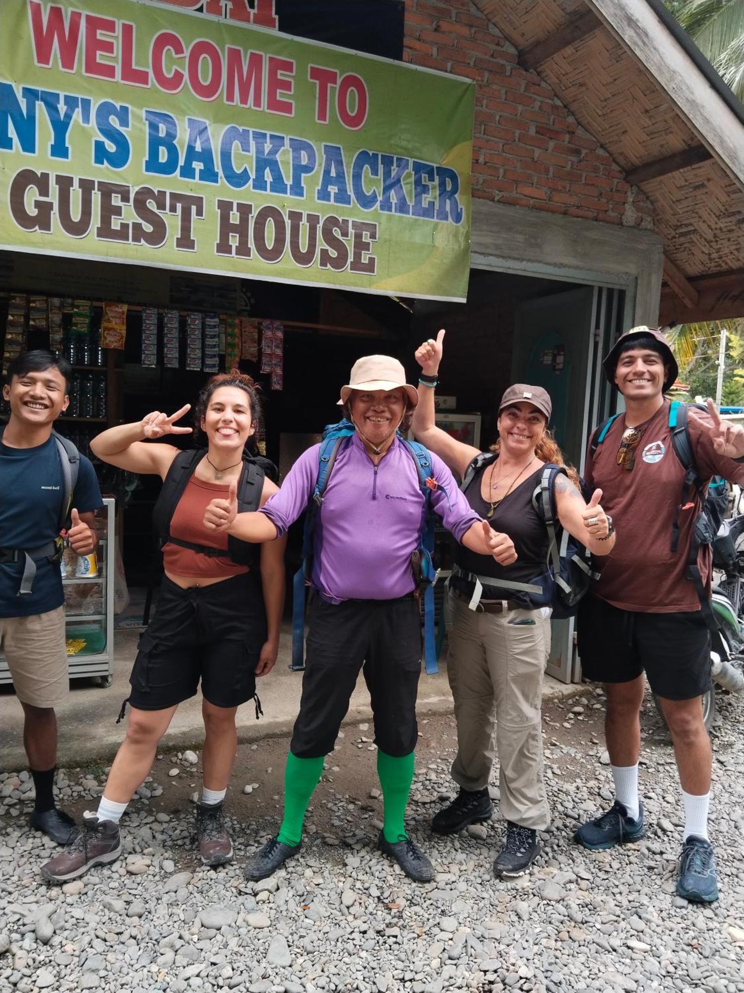 בוקיט לוואנג Jhony'S Backpacker-Guest House Only Stay Here Book Treking With Us מראה חיצוני תמונה